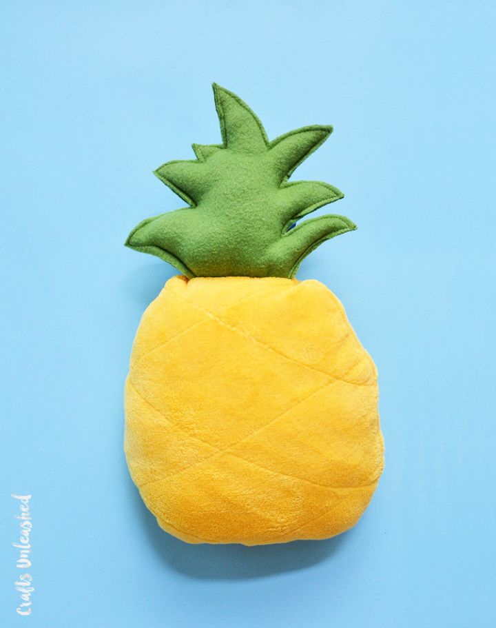Pretty DIY Pineapple Fleece Pillow