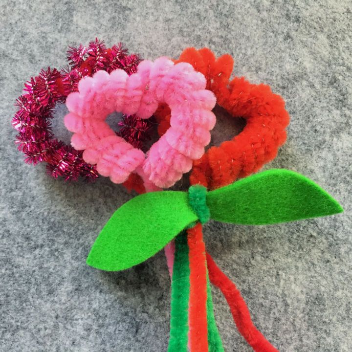 DIY Pipe Cleaner Heart Flowers