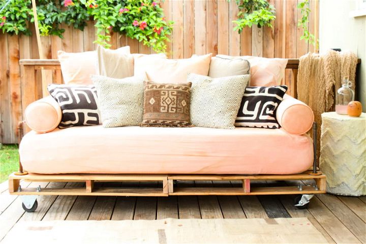 Building a Pallet Daybed