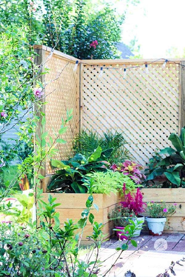 Outdoor Privacy Screen With Planter