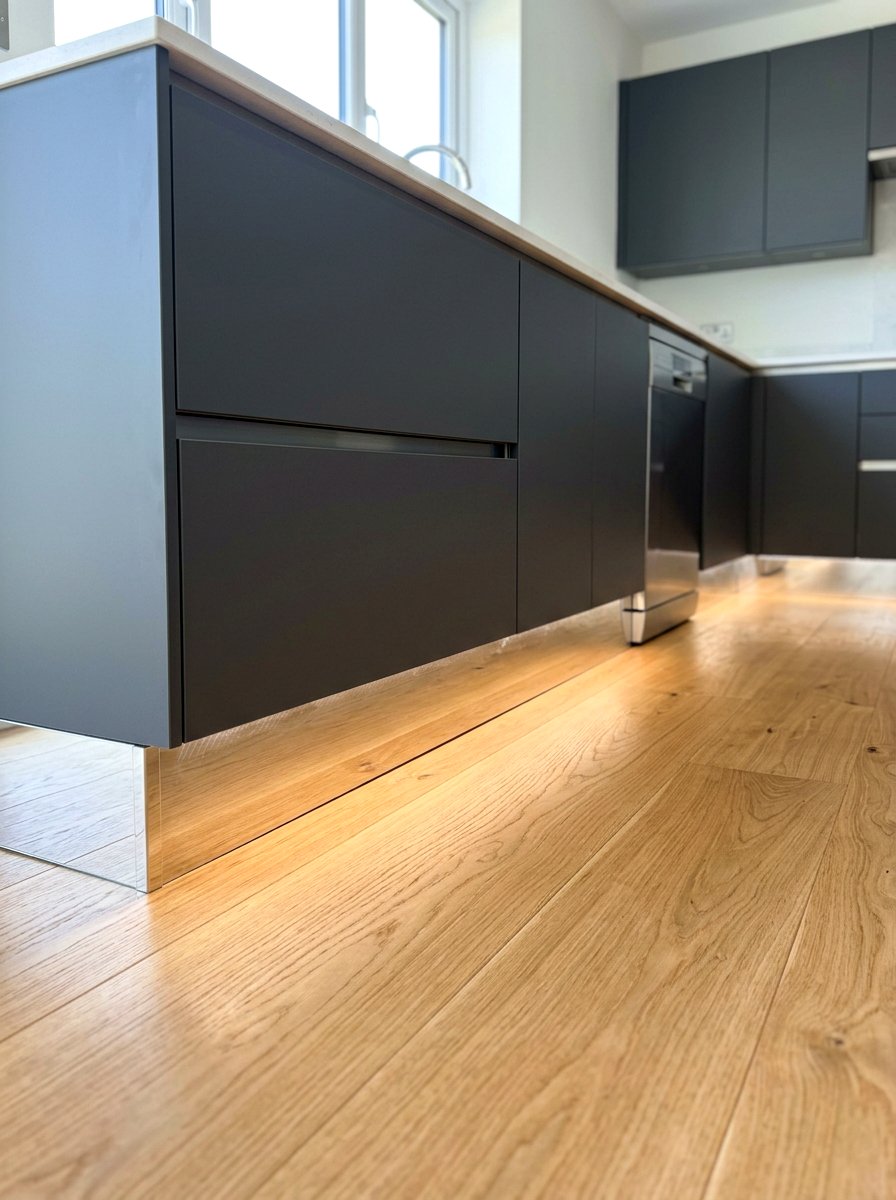 Chrome Kick Plate - 30 chrome kitchen decor ideas